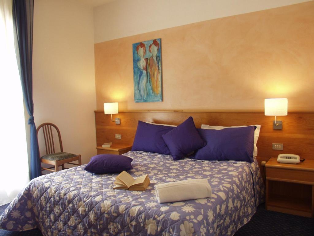 Hotel Marina Torri Del Benaco Habitación foto